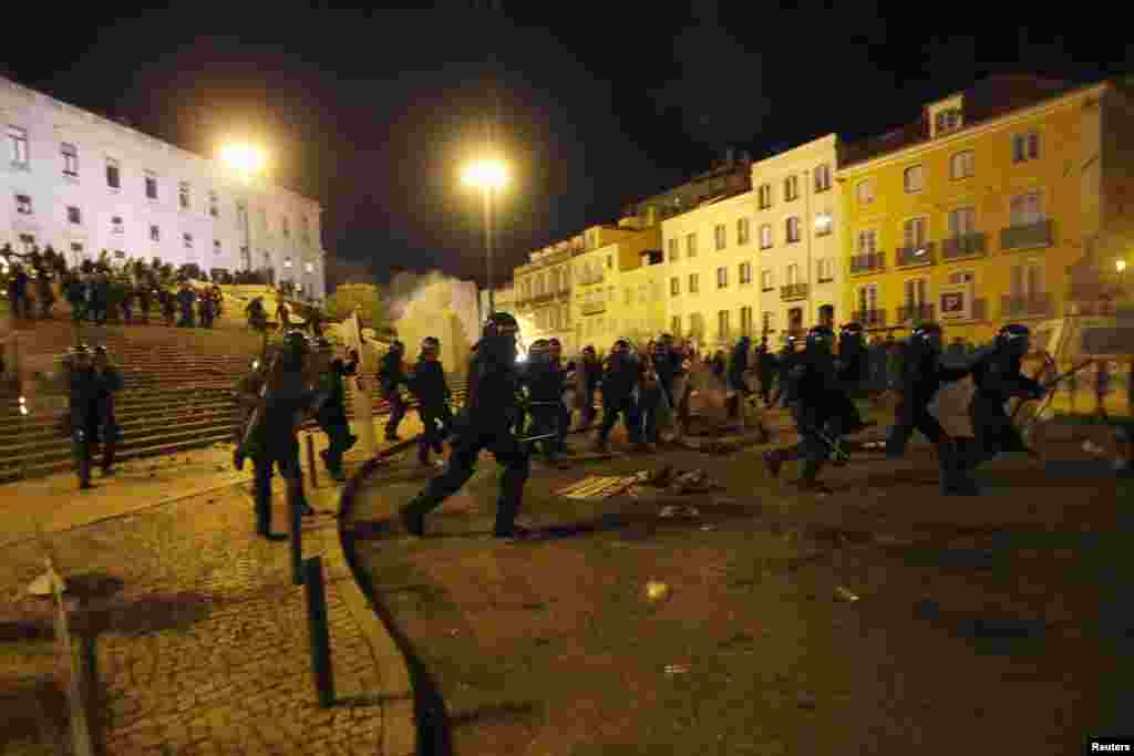 Polícia carrega sobre manifestantes alguns dos quais apedrejaram os agentes da ordem durante mais de uma hora