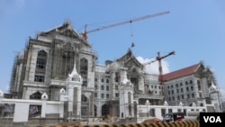 Construction is underway to finish the new Cambodian People's Party (CPP) headquarters by June of this year, Phnom Penh, Cambodia, May 7, 2020. (Kann Vicheika/VOA Khmer). 