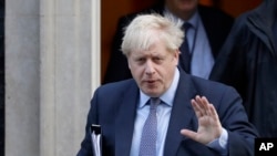 El primer ministro de Gran Bretaña, Boris Johnson, sale de la residencia oficial para ir al Parlamento en Londres, el sábado 19 de octubre de 2019. AP/Kirsty Wiggleworth.