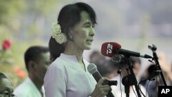 ທ່ານນາງ Aung San Suu Kyi ຜູ້ນໍາພັກສັນນິບາດແຫ່ງຊາດ ເພື່ອປະຊາທິປະໃຕ ໃນມຽນມາ ກ່າວປາໄສ ຕໍ່ຊື່ມວນຊົນ ທີ່ບ້ານພັກ ຂອງທ່ານນາງ ໃນວັນສຸກ ທີ່ 30, 2012. 