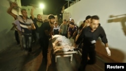 Một người Palestine bị thương trong vụ pháo kích của Israel được đưa vào bệnh viện 