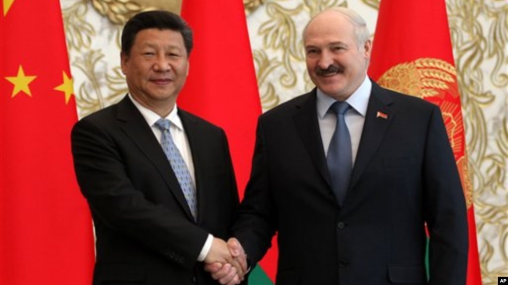 2015年5月10日星期日，白俄罗斯总统卢卡申科(右)和中国国家主席习近平在白俄罗斯明斯克会面时握手(photo:VOA)
