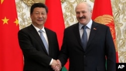 2015年5月10日星期日，白俄罗斯总统卢卡申科(右)和中国国家主席习近平在白俄罗斯明斯克会面时握手