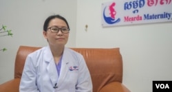 វេជ្ជបណ្ឌិត ទី សុវណ្ណារ័ត្ន អ្នកឯកទេស​ផ្នែកសម្ភព​ និងរោគស្ត្រី​ នៅ​សម្ភពមាតា​ នៅរាជធានី​ភ្នំពេញ​ នៅ​ថ្ងៃទី០២ ខែមេសា ឆ្នាំ​២០២០។ (ខាន់ សុគុំមនោ/VOA)