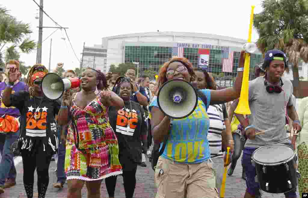 En el Gas Light Park, Tampa, cientos de manifestantes se reunieron para protestar contra la convención republicana.