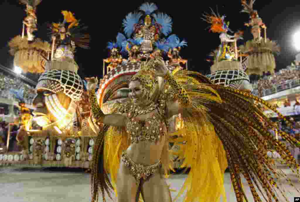 Desfile da Escola de Samba Vila Isabel no Carnaval do Rio, domingo à noite. O enredo prestou homenagem à cultura, história, fauna e flora de Angola.