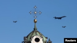 一架美國轟炸機在兩架北約空中巡邏機伴飛下飛過立陶宛首都維爾紐斯（2021年3月3日）
