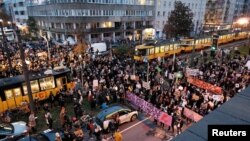 Demonstran memblokir jalan selama protes menentang keputusan Pengadilan Konstitusional Polandia yang memperketat larangan aborsi, di Warsawa, Polandia, 26 Oktober 2020.