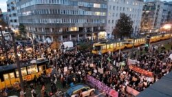 Demonstranti blokiraju centar Varšave za vreme protesta zbog presude poljskog Ustavnog suda kojom se uvodi skoro potpuna zabrana abortusa, 26. oktobra 2020.
