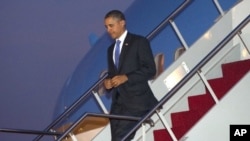 US President Barack Obama disembarks from Air Force One upon arrival Bali, Indonesia November 17, 2011.