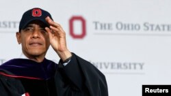 El presidente Barack Obama asistió este domingo a la Universidad de Ohio a un acto masivo de graduación.