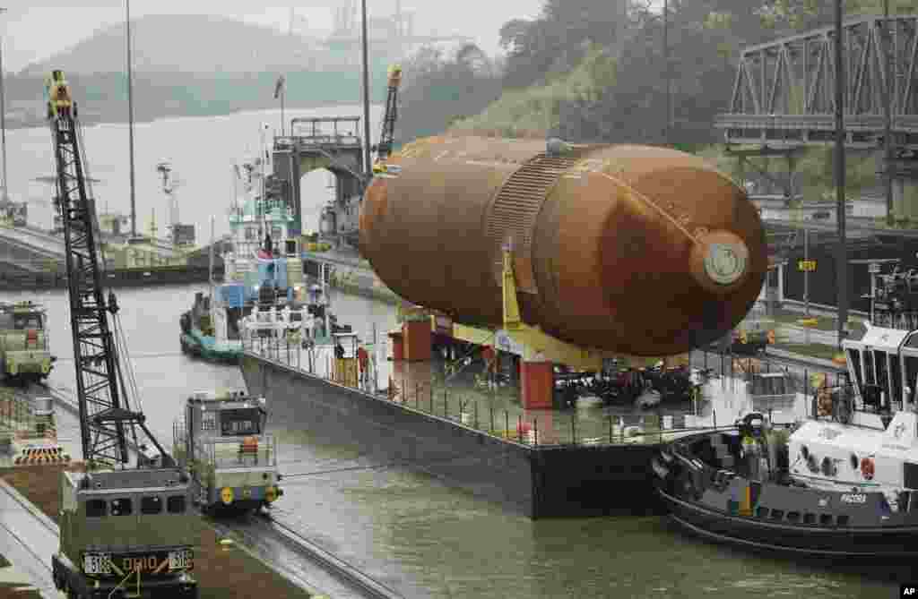 A tugboat and barge transporting NASA&#39;s only remaining space shuttle external tank, makes it through the Miraflores locks in the Panama Canal, April 26, 2016. The external tank is crossing the Panama Canal during its journey to the California Science Center in Los Angeles, as part of the Space Shuttle Endeavour display.