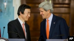 Юна Бен Сэ и Джон Керри