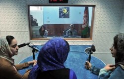 افغانستان کے ایک ریڈیو اسٹیشن میں کام کرنے والی خواتین