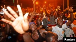 Des ivoiriens manifestent leur joie après la victoire de leur équipe nationale en finale de coupe d'Afrique des Nations contre le Ghana, le 8 février 2015.