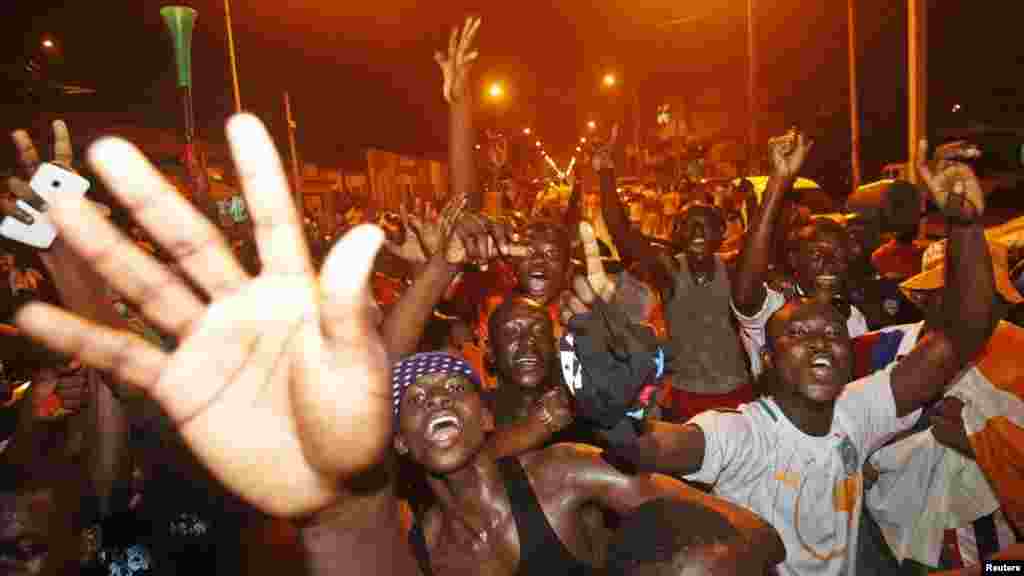 Les supporters ivoiriens célèbrent, à Abidjan, le sacre de leur équipe nationale après la victoire en finale à la CAN 2015 contre le Ghana, le 8 février 2015.