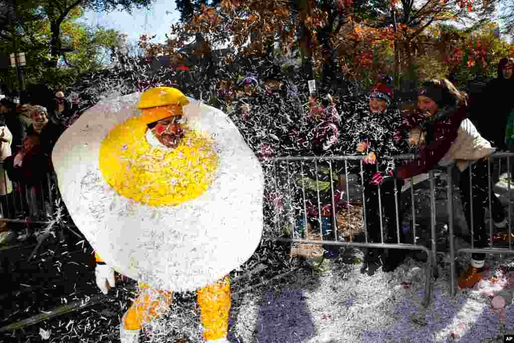 این مرد هم لباس یک تخم مرغ نیمرو شده را در رژه فروشگاه &laquo;می&zwnj;سیز&raquo; در عید شکرگزاری آمریکا در نیویورک بر تن کرده است.