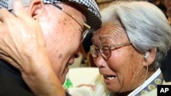 Ông Yang Yun-hak (trái) gặp lại người chị cả bị kẹt ở Bắc Triều Tiên trong cuộc đoàn tụ tại núi Kim Cương ở Bắc Triều Tiên hồi tháng 9/2009.