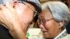 2009년 9월 26일 금강산 면회소에서 양윤학씨가 북측의 누님과 상봉의 기쁨을 나누고있다. (자료 사진)