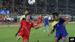ကမ္ဘောဒီးယား Bin Chantha Thearry (ပြာ) နဲ့ မြန်မာ ကျော်ကိုကို (နီ) တို့ သုဝဏ္ဏအားကစားကွင်းမှာ ယှဉ်ပြိုင်တဲ့ ၂၇ ကြိမ်မြောက် SEA Game ပွဲစဉ်အတွင်း တွေ့ရစဉ်။ (ဒီဇင်ဘာ ၇၊ ၂၀၁၃)