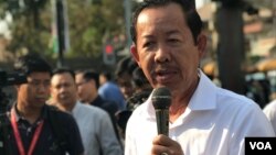 លោក​រ៉ុង ឈុន ប្រធាន​សហភាព​សហជីព​កម្ពុជា។ (ហ៊ុល រស្មី​/VOA)