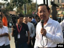 លោក​រ៉ុង ឈុន ប្រធាន​សហភាព​សហជីព​កម្ពុជា​ រំឭកពី​ចលនា​សហជីព​របស់​លោក​ជា វិជ្ជា​ ក្នុងខួប​លើក​ទី​១៦ឆ្នាំនៃឃាតកម្ម​លើ​លោក​ជា វិជ្ជានៅទីក្រុង​ភ្នំពេញ​ ថ្ងៃ​ទី​២២ ខែ​មករា​ ឆ្នាំ​២០២០។ (ហ៊ុល រស្មី​/VOA)