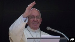 8월 30일 로마 교황청에서 청중들에게 답례하는 프란치스코 교황 (자료사진)
