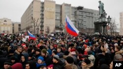 Protesters gather during a rally at Pushkin square in Moscow, Sunday, Jan. 28, 2018. Opposition politician Alexey Navalny calls for nationwide protests following Russia's Central Election Commission's decision to ban his presidential candidacy. 