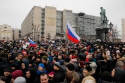 Maandamano katika uwanja wa Pushkin square, Moscow, Jumapili Jan. 28, 2018. Kiongozi wa upinzani Alexey Navalny aitisha maandamano nchi nzima baada ya Tume ya Uchaguzi Russia kupiga marufuku uteuzi wake kugombea nafasi ya urais.