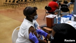 Žena prima vakcinu protiv Covida u vakcinacionom centru u Houstonu, Teksas, 13. oktobar 2021.