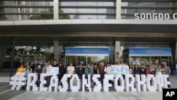 Miembros de Greenpeace realizan manifestación mientras panel de la ONU realiza una conferencia de prensa en Incheon, Corea del Sur, el lunes, 8 de octubre de 2018.