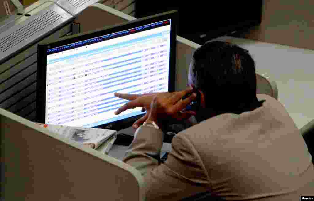 A trader works at the Egyptian stock market in Cairo November 26, 2012. Egypt's main stock market index dropped 4 percent on Monday, on worries that a row over an expansion of the president's powers will bring more turmoil.