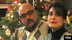 Bračni par američkih muslimana, Saman Namazikhah i Fatemeh Mokhtari Namazikhah, ukrašavaju svoju kuću za Božić prema kršćanskoj tradiciji