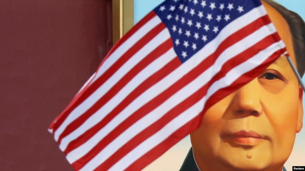 资料照：为欢迎美国时任总统特朗普访华，北京天安门毛泽东画像前飘扬的美国国旗。（2017年11月8日）(photo:VOA)