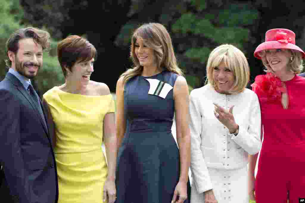 حضور همسران رهبران عضو ناتو - از راست بریجت ماکرون (لباس سفید) همسر رئیس جمهوری فرانسه، ملانیا ترامپ بانوی اول آمریکا و شریک نخست وزیر بلژیک (لباس زرد) &nbsp; 