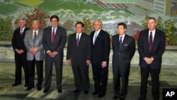 Ông Bill Richardson (thứ ba từ trái sang) sẽ thăm Bắc Triều Tiên với tư cách riêng và không đại diện cho nước Mỹ.