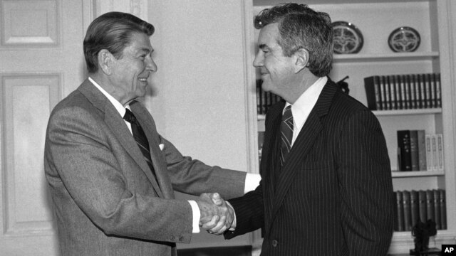 Jerry Parr, derecha, se retiró en 1985 tras 22 años de servicio. En esta foto el presidente Ronald Reagan se despide del agente del servicio secreto que le salvó la vida.