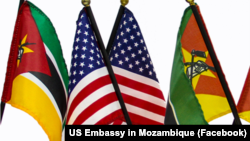 Bandeiras dos Estados Unidos e de Moçambique