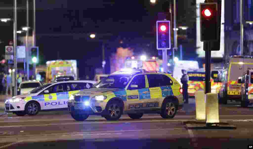 Des voitures de police dans la région de London Bridge après l'incident dans le centre de Londres, à le 3 juin 2017.