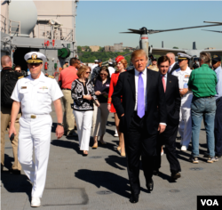 纽约商人川普2009年5月21日参观美国军舰 （美国海军照片）