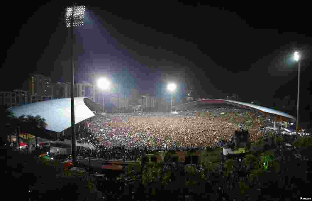 Opposition supporters attend a rally to protest Sunday&#39;s election result at a stadium in Kelana Jaya, Malaysia, May 8, 2013. 