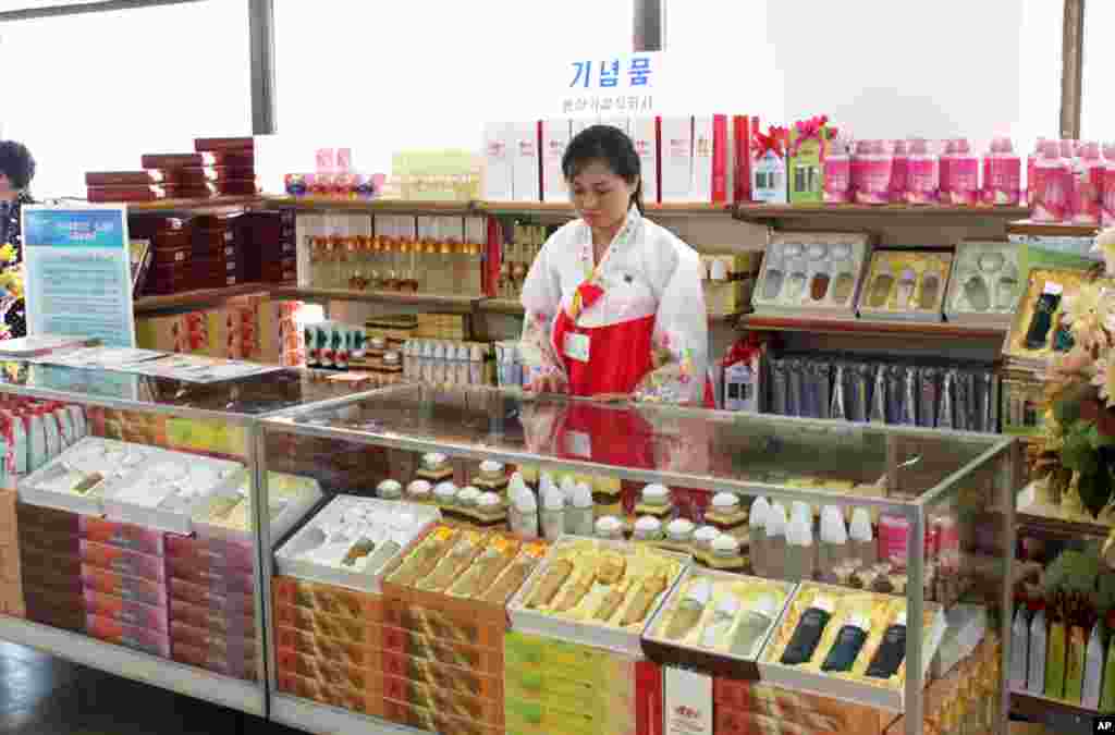 A salesperson waits for a customer at a souvenir store in Pyongyang. (Sungwon Baik/VOA)