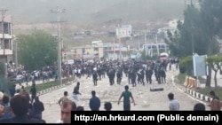 Kurd li Mahabadê herikîn kolanan ku mirina Farinaz Khosravani protesto bikin