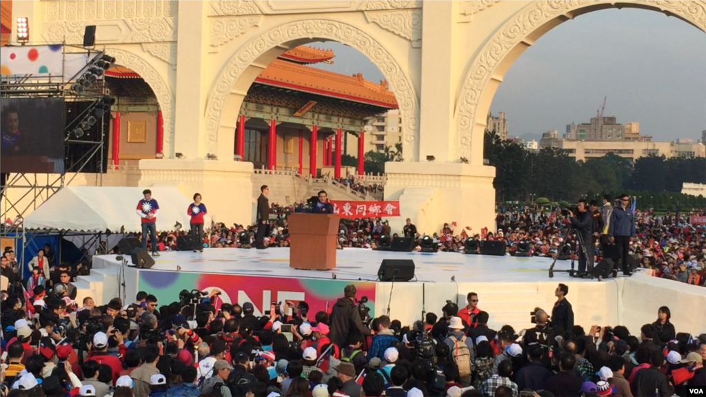 台湾总统马英九在周六的国民党造势集会上为该党总统和立委候选人打气 (美国之音萧洵拍摄)