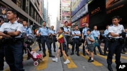 警察在香港旺角区清场后有学生过马路（2014年10月17日）
