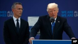 도널드 트럼프 미국 대통령이 25일 벨기에 브뤼셀의 나토 본부에서 연설하고 있다. 왼쪽은 옌스 슈톨텐베르크 나토 사무총장.