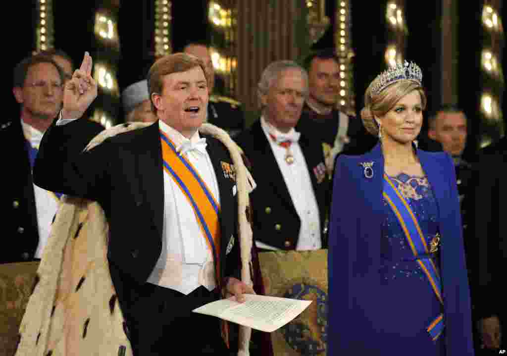 پادشاه ویلم الکساندر در کنار ملکه ماکزیما سوگند یاد کرد. کلیسای نو، آمستردام، هلند، ۳۰ آوریل ۲۰۱۳