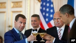 President Barack Obama, Russian President Dmitry Medvedev (L) and Czech Republic President Vaclav Klaus, share a toast during a luncheon at Prague Castle in Prague Prague, Czech Republic, 08 April 2010