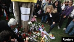 Dolientes colocan flores en una capilla improvisada frente al Parlamento griego, donde un jubilado se suicidó por su precaria situación económica