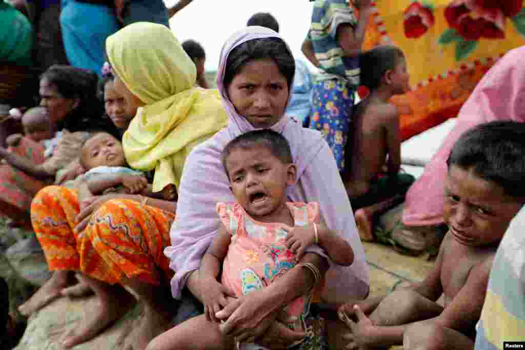 Bangladeş sınırını geçen Arakanlı Müslümanlar pirinç tarlasında kendilerine yaşayabilecekleri yer gösterilmesini bekliyor.